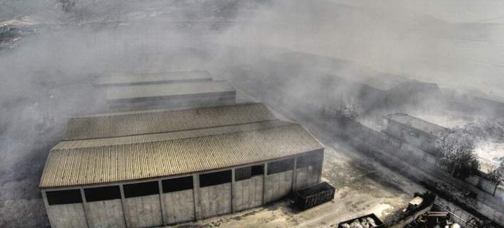 Έσβησε η φωτιά σε εργοστάσιο με πλαστικά στο Μενίδι