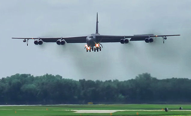 Το B-52 για πρώτη φορά στο Oshkosh AirVenture με μια εντυπωσιακή προσγείωση