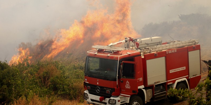 Υπό έλεγχο η φωτιά στο Πόρτο Ράφτη Αττικής