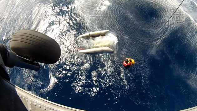 Εικόνες από την διάσωση των επιβαινόντων του ελικοπτέρου στο Πόρτο Ράφτη