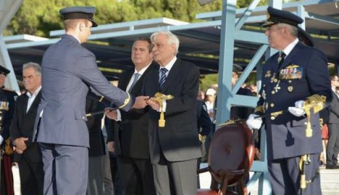 Τα ξίφη στους νέους και νέες Ανθυποσμηναγούς επέδωσε ο ΠτΔ Π.Παυλόπουλος [εικόνες]