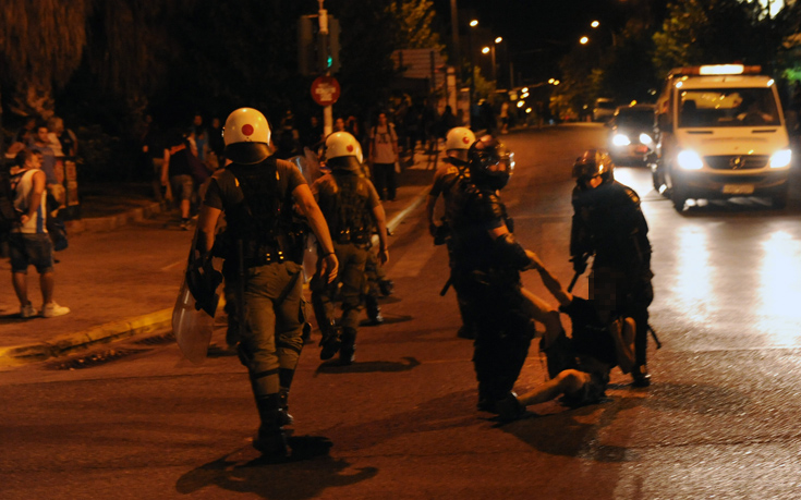 Εικόνες από την ένταση τα ξημερώματα στο σταθμό Λαρίσης