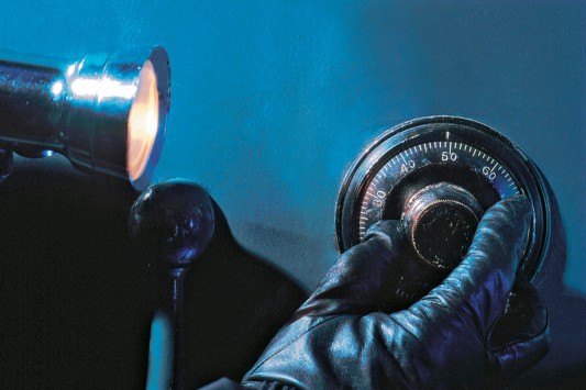 Λάρισα: Βούτηξαν χρηματοκιβώτιο που έκρυβε από λίρες μέχρι… σκρατς!