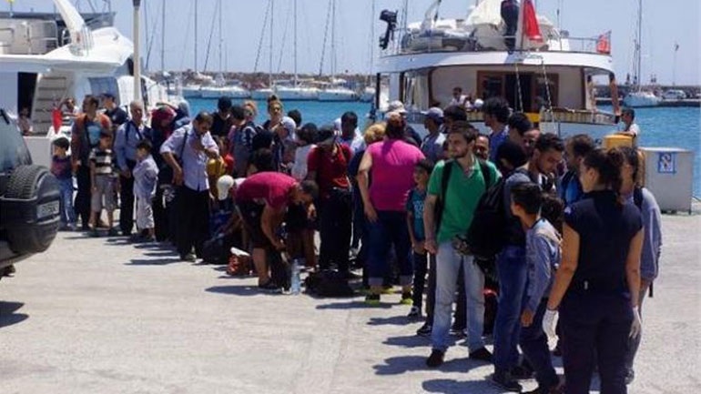 Στον Πειραιά οι 212 λαθρομετανάστες που διασώθηκαν στα ανοιχτά της Κρήτης