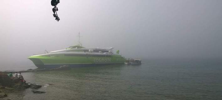 Τήνος: Καταμαράν με τουρίστες προσάραξε στα βράχια λόγω ομίχλης (εικόνες)