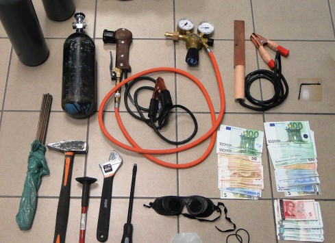 Θεσσαλονίκη: Έτσι άνοιγαν τις πόρτες ασφαλείας – Η παγίδα που δεν πρόσεχαν οι ένοικοι και η λεία των 250.000€!