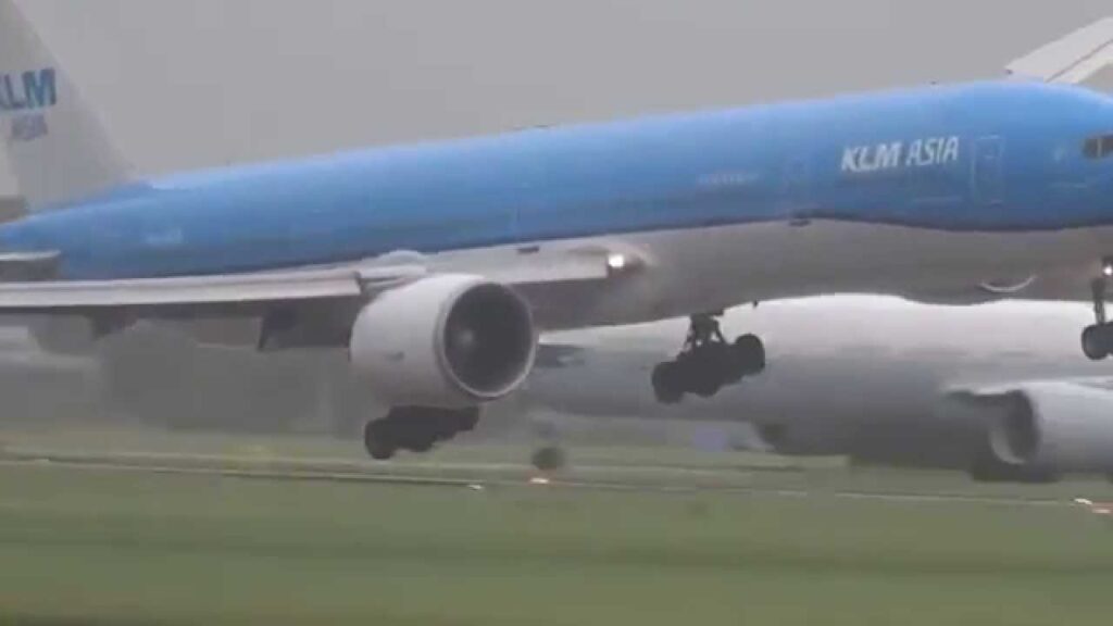 Η πιο τρομακτική προσγείωση που έχετε δει (video)