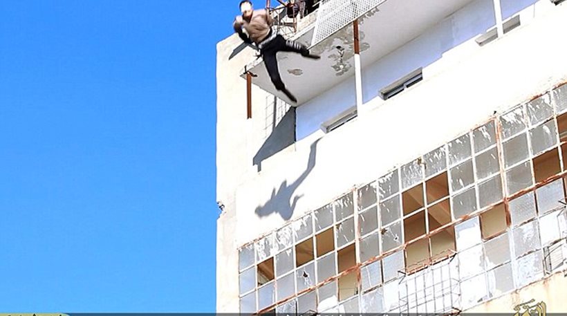 Άλλο ένα αποτρόπαιο έγκλημα από το ISIL – Πέταξαν ομοφυλόφιλο από πανύψηλο κτίριο (vid)