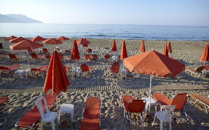 Απομακρύνονται παράνομα ομπρελοκαθίσματα στα Χανιά