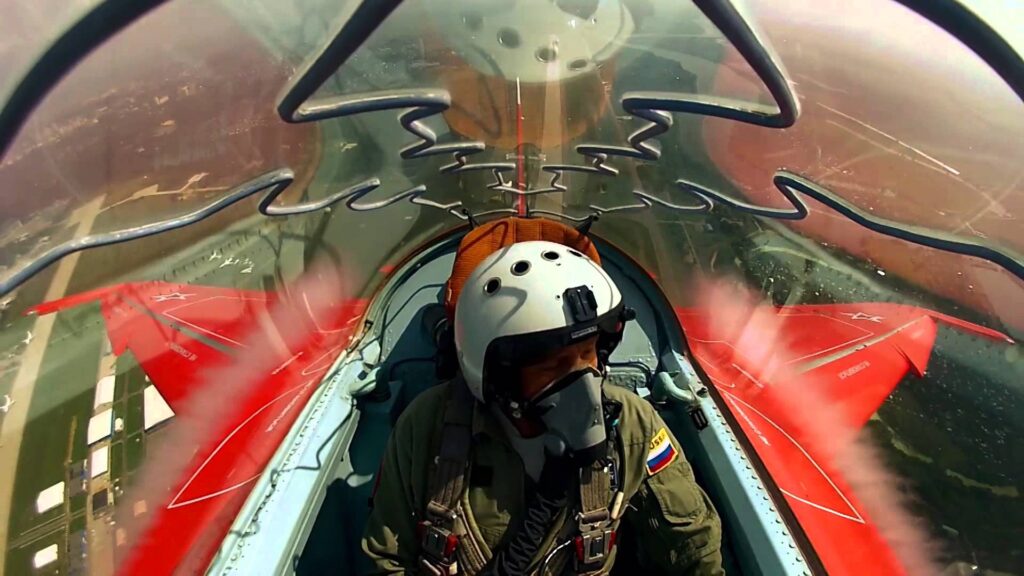 Μοναδική πτήση και ελιγμοί από το εκπαιδευτικό νέας γενιάς Yak-130 [βίντεο]