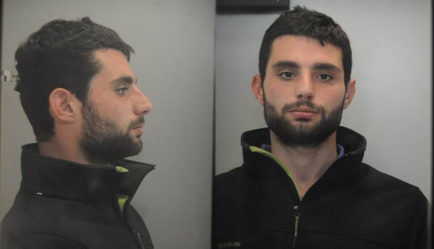 Προσοχή! Κυκλοφορεί ελεύθερος και είναι επικίνδυνος- Ανθρωποκυνηγητό στα Εξάρχεια (εικόνα)