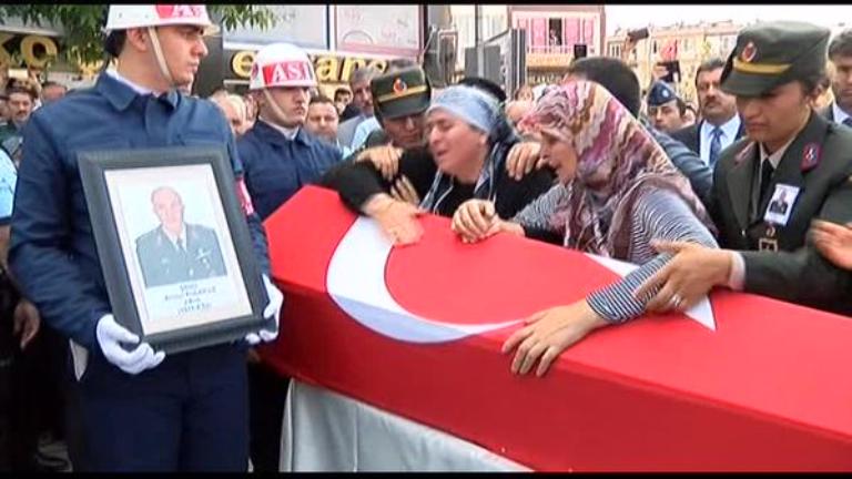 Τουρκικά F-16 σφυροκοπούν το PKK και οι Κούρδοι απαντούν με επιθέσεις μέσα στην Τουρκία – Νεκρός Τούρκος διοικητής (εικόνες, vid)