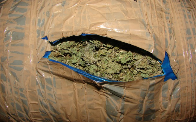 Συνελήφθησαν με σχεδόν ένα κιλό χασίς