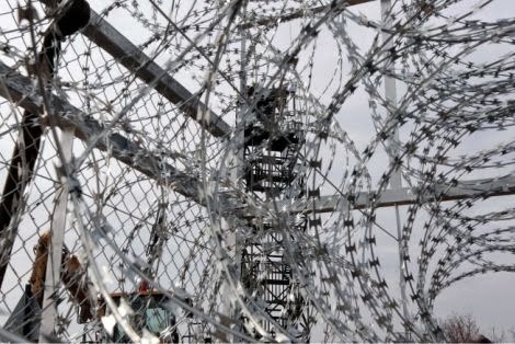 Με φράχτες και σκύλους ο Κάμερον θα εμποδίσει τους λαθρομετανάστες από το να μπουν στη Βρετανία