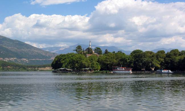 Ιωάννινα: Βούτηξε για μπάνιο στην Λίμνη και κατέληξε στο αστυνομικό τμήμα!