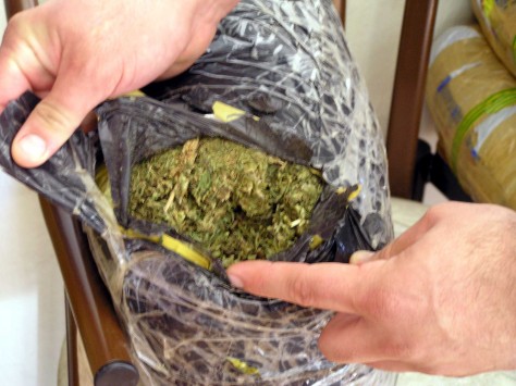 Ορεστιάδα: 16χρονος αγόρασε χασίς από 17χρονη – Χειροπέδες στα δύο παιδιά