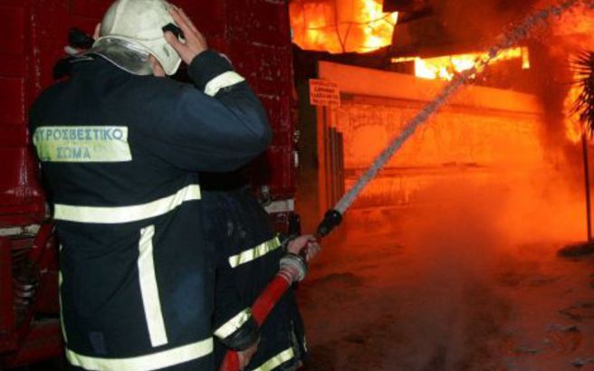 Σε εξέλιξη η φωτιά στο Καματερό