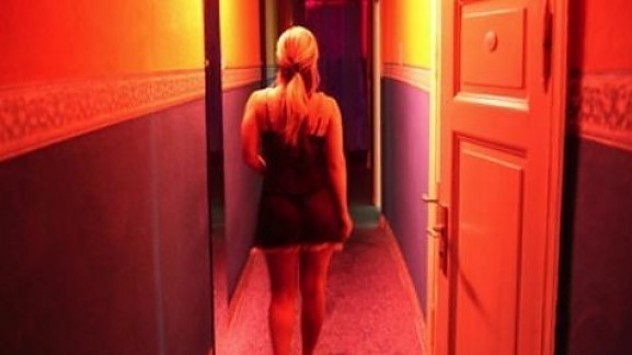 Καβάλα: Της ακολασίας σε μπαρ με την κάλυψη αστυνομικού (εικόνες)