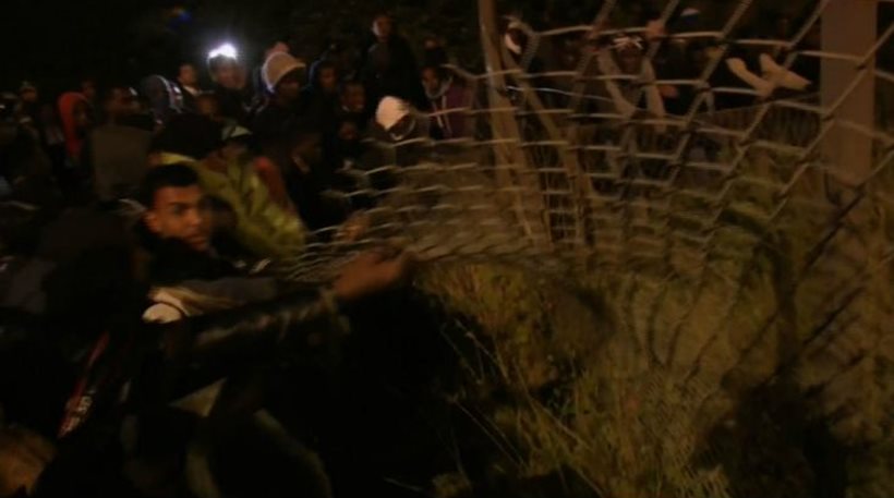 Πρωτοφανή επεισόδια μεταξύ λαθρομεταναστών και αστυνομίας στο Τούνελ της Μάγχης (video)