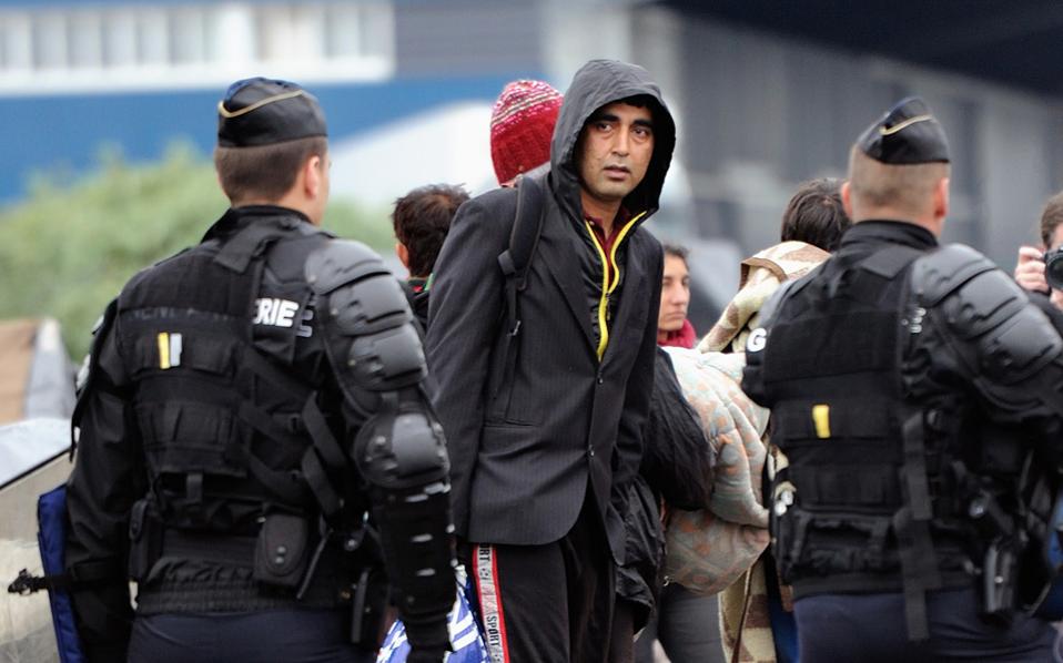 “Μάχη” στις σήραγγες του Καλαί – Απέτρεψαν 1.700 λαθρομετανάστες να εισέλθουν