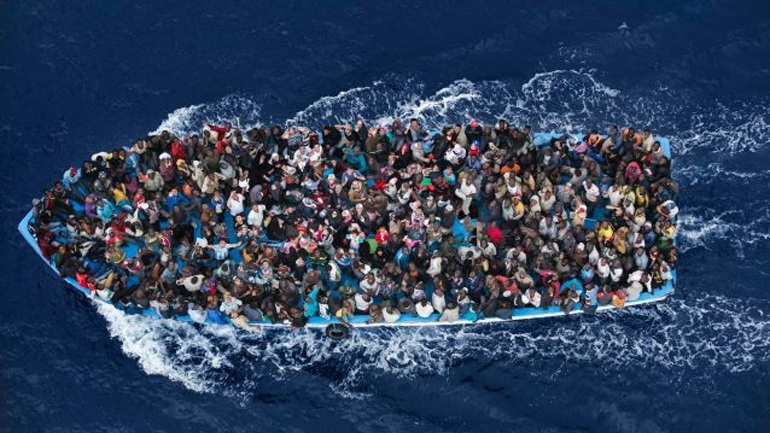 Σκάφος με εκατοντάδες λαθρομετανάστες ανετράπη ανοιχτά της Λιβύης