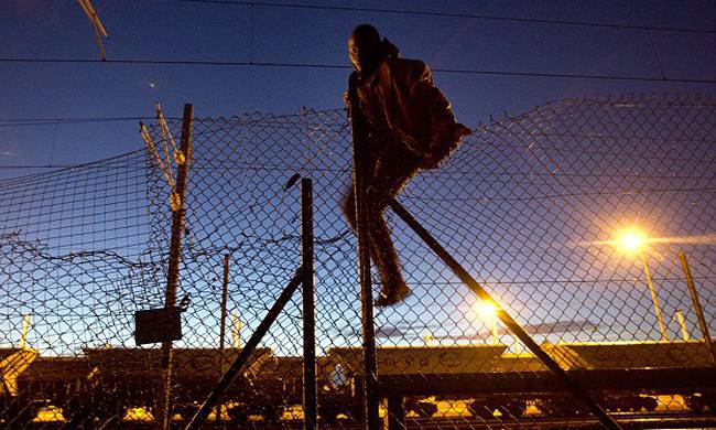 Λαθρομετανάστης κατάφερε να διασχίσει πεζή την σήραγγα της Μάγχης