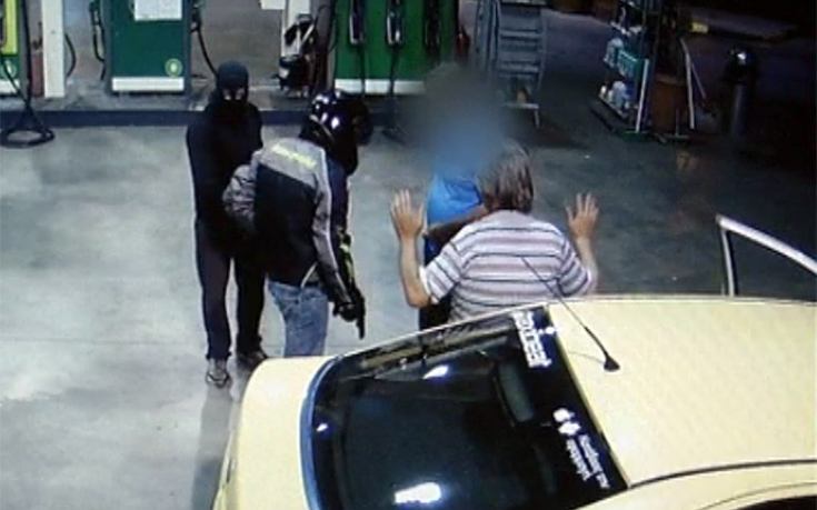 Δύο ληστείες σε βενζινάδικα μέσα σε λίγα λεπτά [βίντεο]