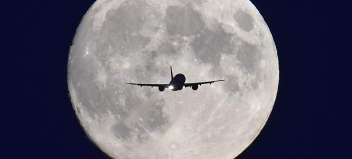 Πιλότος με την απειλή… τσεκουριού έβγαλε μεθυσμένο από την τουαλέτα αεροπλάνου