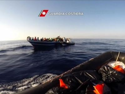 Καρέ καρέ η διάσωση λαθρομεταναστών στα ανοιχτά της Ιταλίας (video)