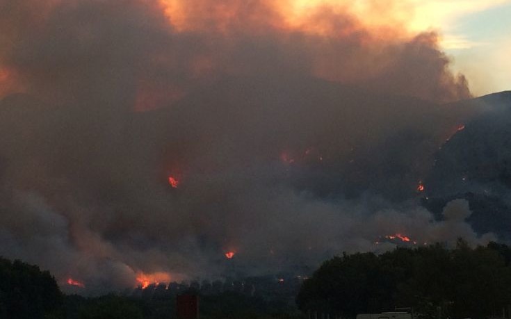 Σε εξέλιξη φωτιά στην Πάλαιρο Αιτωλοακαρνανίας (εικόνες)