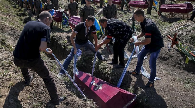 Ουκρανία: Θάφτηκαν 57 νεκροί που παρέμεναν στα αζήτητα για πάνω από ένα χρόνο