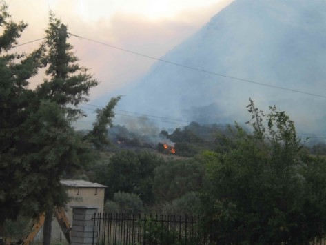 Φωτιά στην Πάλαιρο: Σταματούν να πετούν τα εναέρια μέσα – Νύχτα αγωνίας για τους κατοίκου