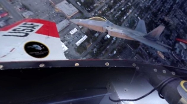 Συγκλονιστικό: 360° μέσα απο ενα κόκπιτ P-51 Mustang και F-22 (vid)