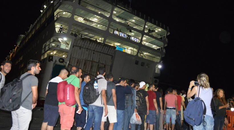 Κως: Οι πρώτοι Σύροι μπήκαν στο πλοίο- Οι διαδικασίες ξεκίνησαν στη 1 μετά τα μεσάνυχτα (εικόνες-βίντεο)