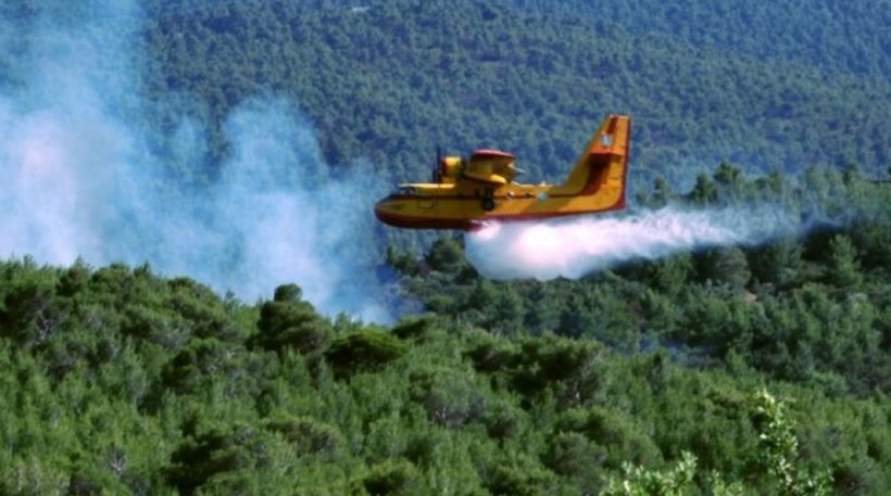 Τέσσερα καναντέρ επιχειρούν σε μεγάλη φωτιά στο Ξυλόκαστρο