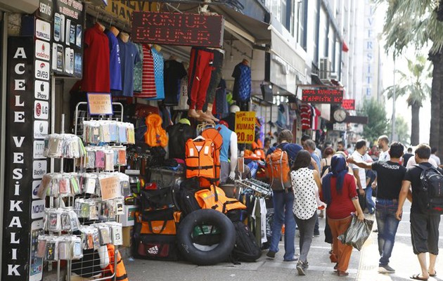 Τούρκοι εφοδιάζουν τους λαθρομετανάστες με σωσίβια και σαμπρέλες για την “εισβολή” τους στην Ελλάδα [εικόνες]