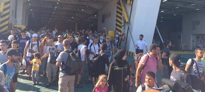 Πώς το “Ελ.Βενιζέλος” αντί για Θεσαλονίκη ξεφόρτωσε τους 2.500 λάθρο στον Πειραιά – Αντέδρασαν τα Σκόπια