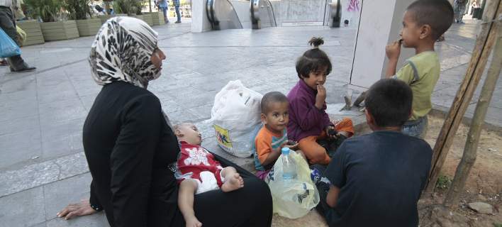 Γέμισε η Αθήνα με 2.500 λαθρομετανάστες που έφθασαν το πρωί από τα νησιά [εικόνες]