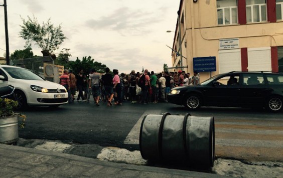 Ένταση στη Μυτιλήνη: Λαθρομετανάστες έκλεισαν το δρόμο προς το λιμάνι