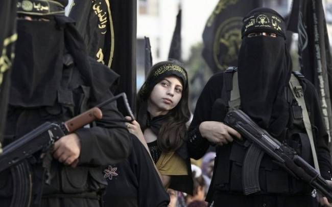 Νήπιο αποκεφαλίζει το αρκουδάκι του γιατί είναι άξιο τέκνο Μουτζαχεντίν (video)