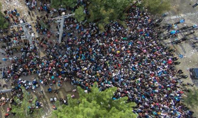 Σκόπια: Περίπου 4000 λαθρομετανάστες εισήλθαν από χθες το απόγευμα στη χώρα