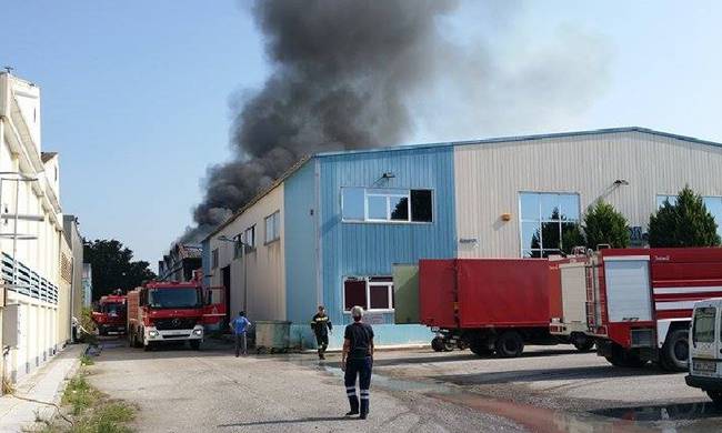 Θεσσαλονίκη: Φωτιά σε εργοστάσιο χρωμάτων