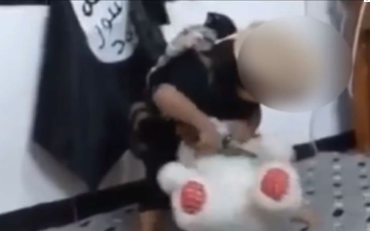 Το ISIS βάζει νήπιο να αποκεφαλίσει… λούτρινο αρκουδάκι – Έτσι τους εκπαιδεύουν (vid)