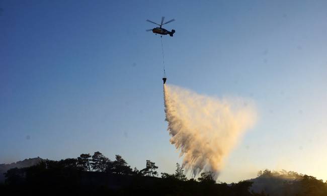 Φωτιά μαίνεται στην Κρυφτή Καρύστου – Δεν απειλούνται κατοικημένες περιοχές