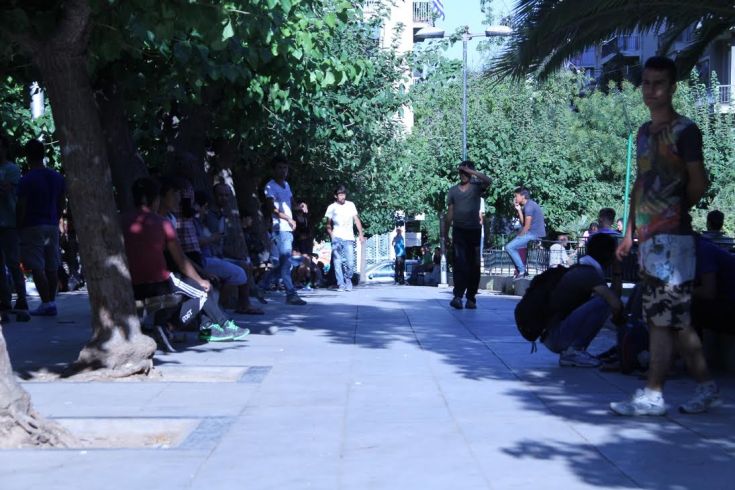 Γέμισε η Πλ.Βικτωρίας λαθρομετανάστες (εικόνες)