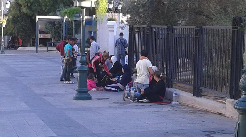 Μετά την Ομόνοια και τη Βικτώρια οι λαθρομετανάστες και στην πλατεία Κοτζιά (εικόνες)