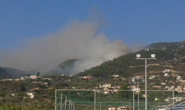 Φωτιά σε εξέλιξη στην Αγία Μαρίνα της Λέσβου κοντά σε κατοικημένη περιοχή