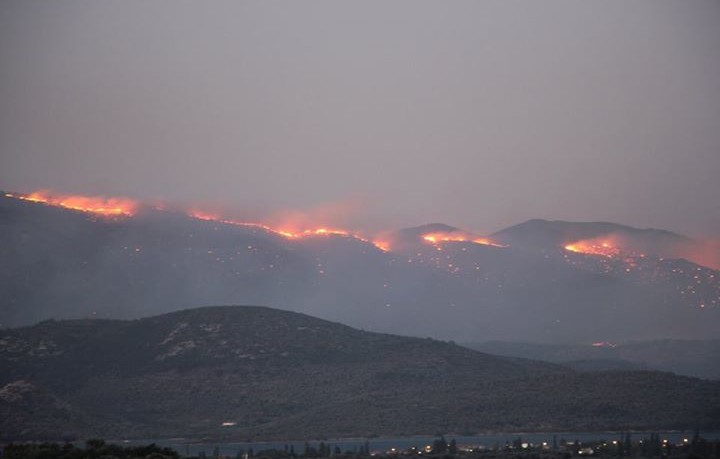 Εκτός ελέγχου η φωτιά στη Μυτιλήνη (βίντεο)