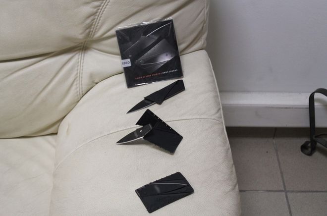 Κινέζος πωλούσε στιλέτα που όταν δίπλωναν έμοιαζαν με πιστωτικές κάρτες!