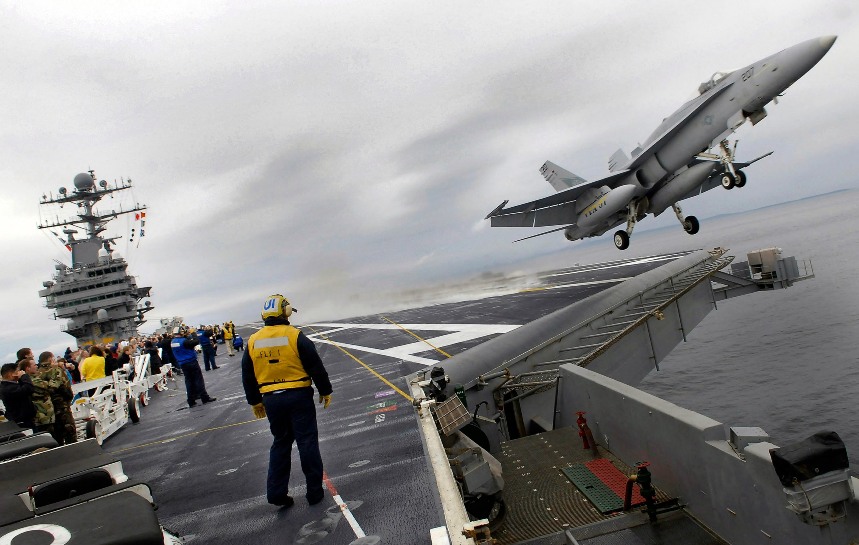 Το “USS George H.W. Bush” εναντίον των ισλαμιστών [βίντεο]